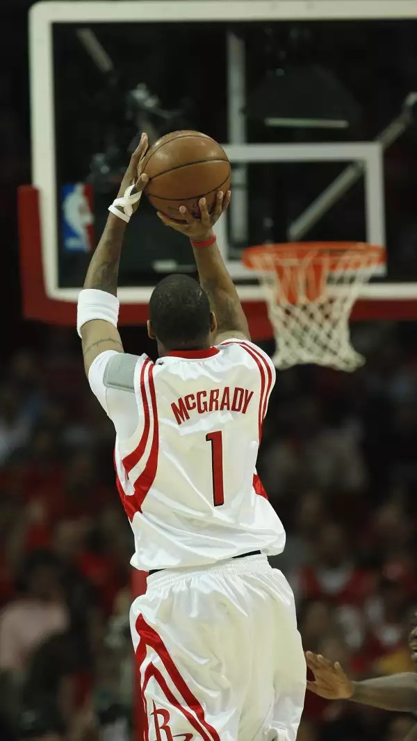 潇洒！杰伦·布朗晃飞斯科蒂·巴恩斯 中投命中率队打出8-0攻击波（杰伦·布朗晃倒巴恩斯中投命中，率队掀起8-0攻势）