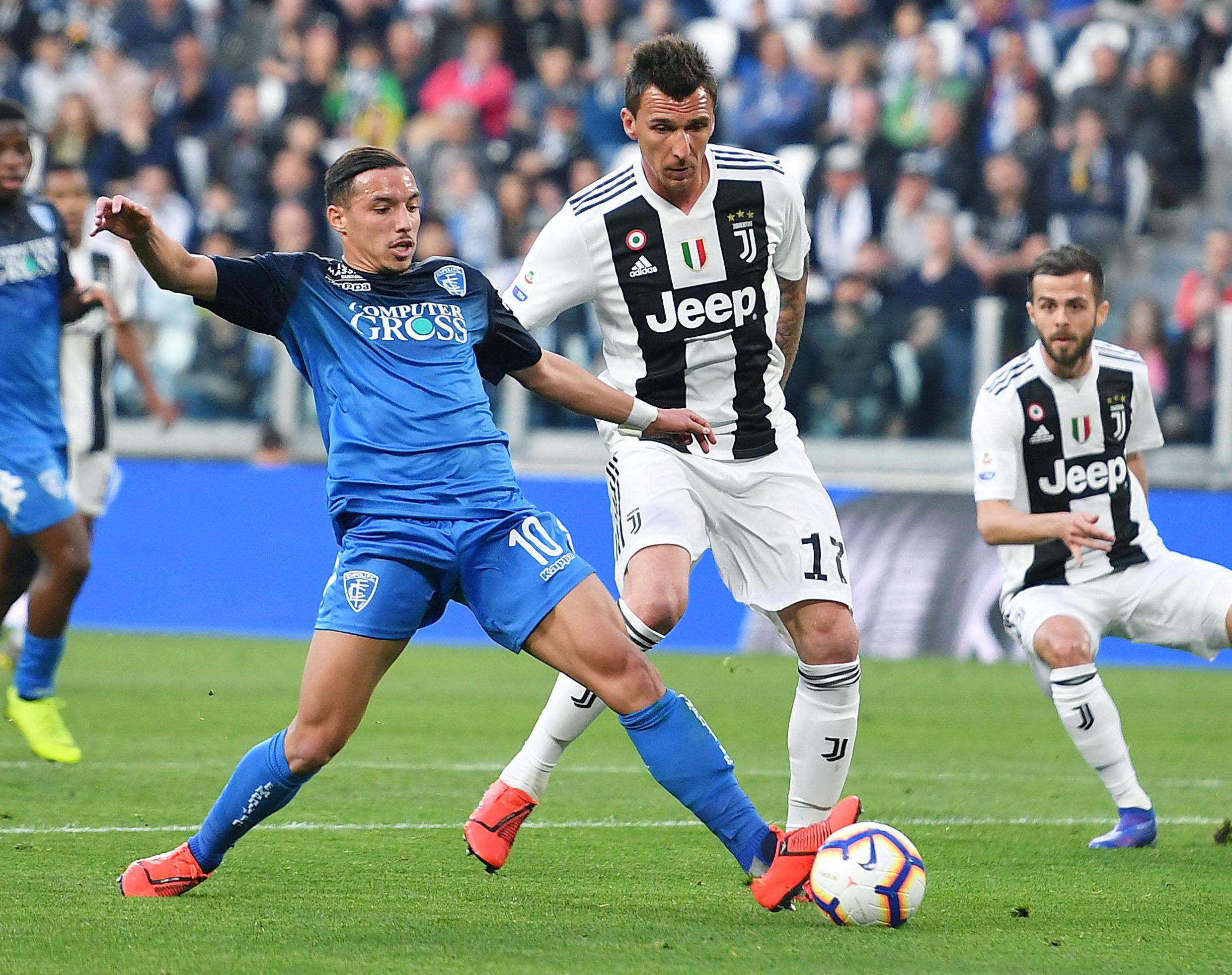 斯基拉：一家英超俱乐部询问了米兰前锋圣地亚哥的信息（斯基拉：英超球队已打听米兰前锋圣地亚哥的情况）