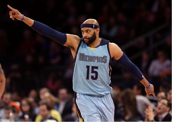 康宁汉姆在比赛的上半场展现出了极高的竞技状态（康宁汉姆上半场火热发挥，状态极佳）