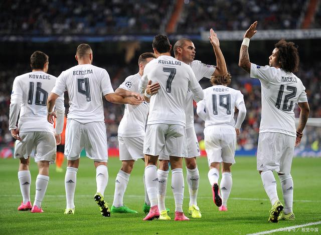 斑马队长，洛卡特利达成尤文生涯200场里程碑（洛卡特利佩戴队长袖标，迎来尤文生涯第200场里程碑）