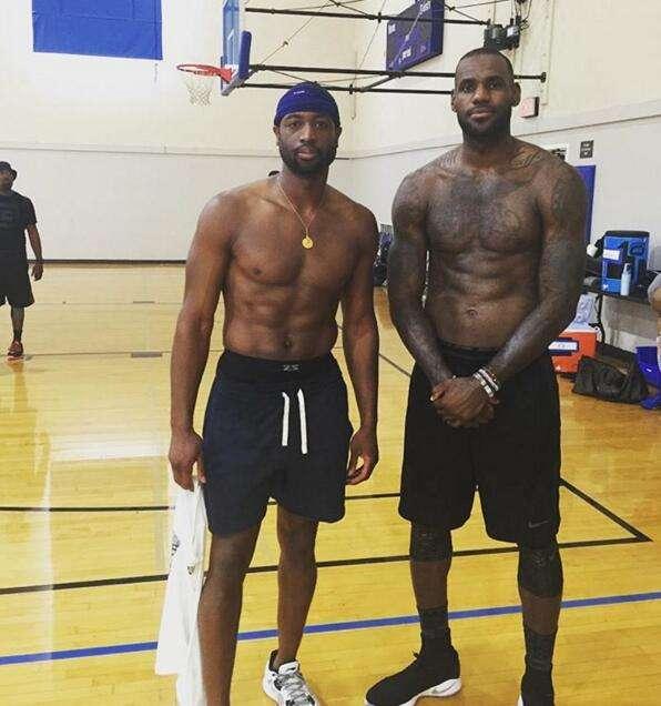 长春亚泰队启程出征青岛时，球迷用歌声为将士们送行（长春亚泰出征青岛，球迷以歌声送行）