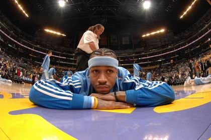 周末战巴萨！国王杯赛后一瘸一拐，安东尼：放心，有时间恢复（国王杯后跛行，安东尼称无大碍：周末战巴萨有时间恢复）