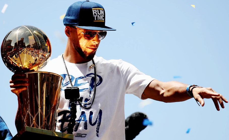 被球迷喷得退出国家队的吴曦，其实是郑智后最强后腰，场上也很拼（因球迷质疑一度退出国足的吴曦，其实是郑智之后最强后腰，场上拼劲十足）